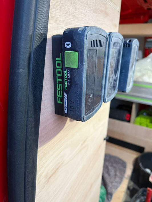 Detail van lege Festool accuhouder – stevige en duurzame kunststof constructie