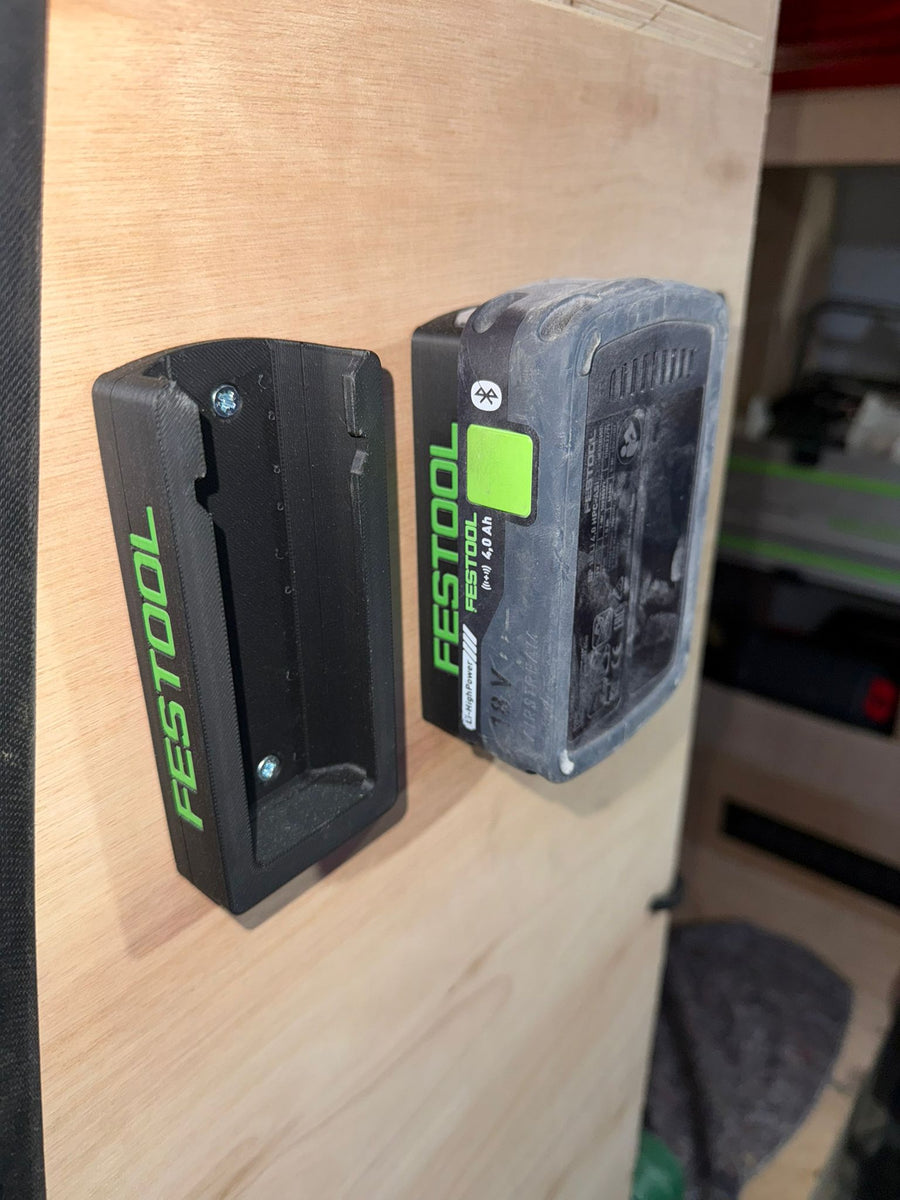 Festool accu houder gemonteerd aan muur met accu’s – veilige en nette opslagoplossing